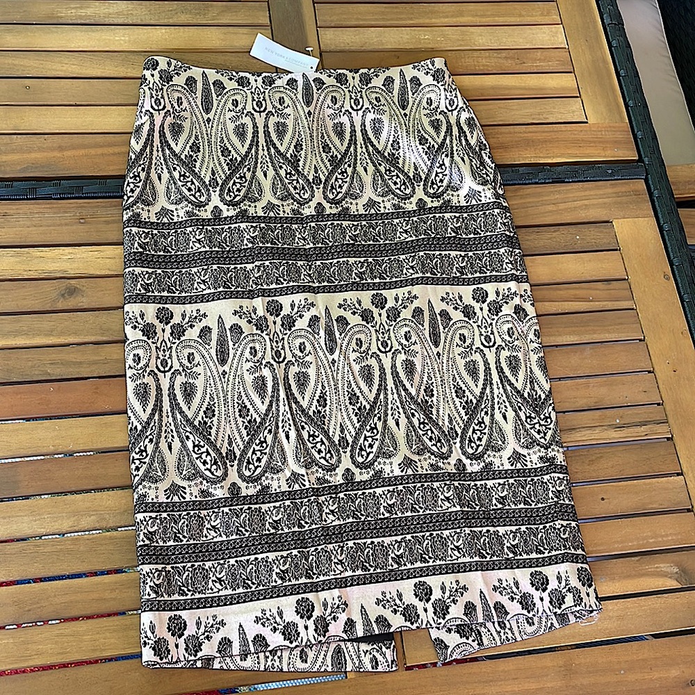 New York & Company medium size pencil skirt, cream and black color